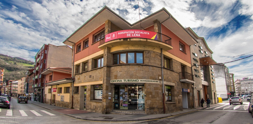 fachada de la sede y oficina del psoe en Lena